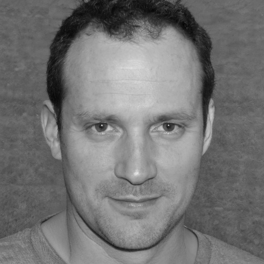 Portrait de Thibault Rousseau, expert en optimisation budgétaire