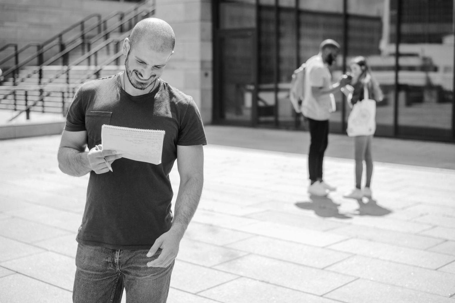 Séance de travail collaboratif avec des participants analysant des graphiques financiers
