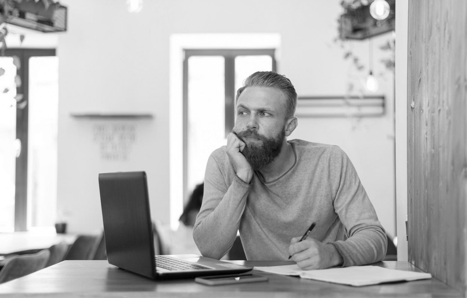 Étudiants travaillant sur des analyses financières lors d'un atelier pratique